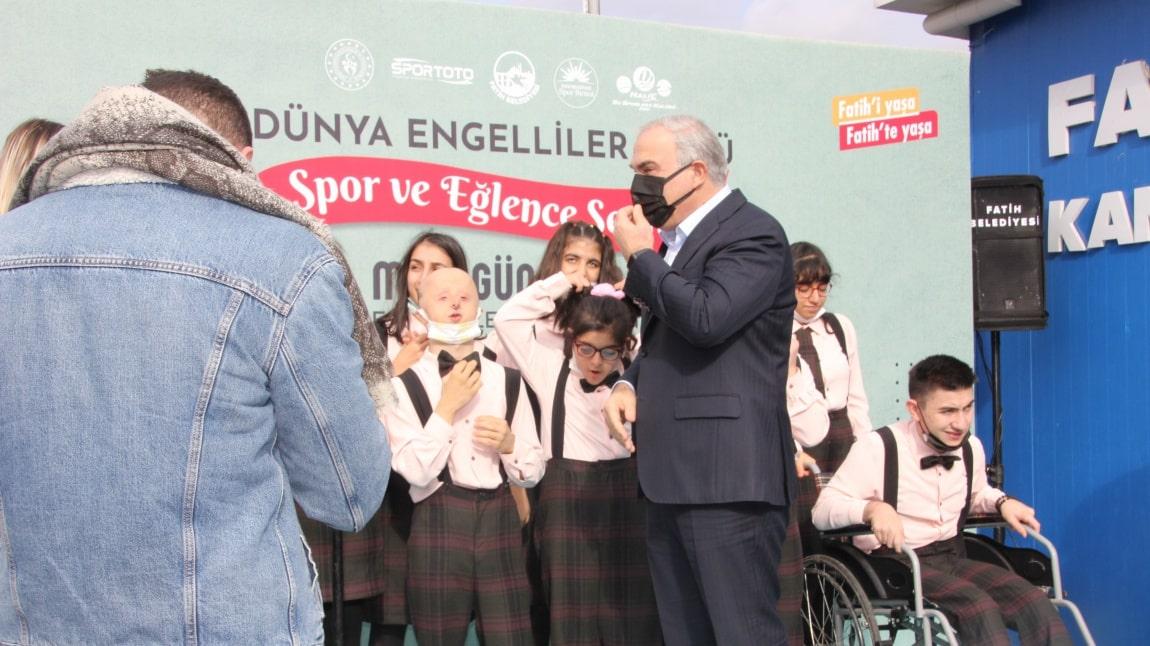 Fatih Belediye Başkanı Öğrencilerimize Madalya Taktı
